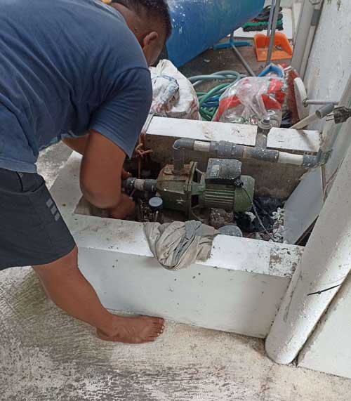 Tim teknisi Garasi Teknik berkoordinasi di lapangan