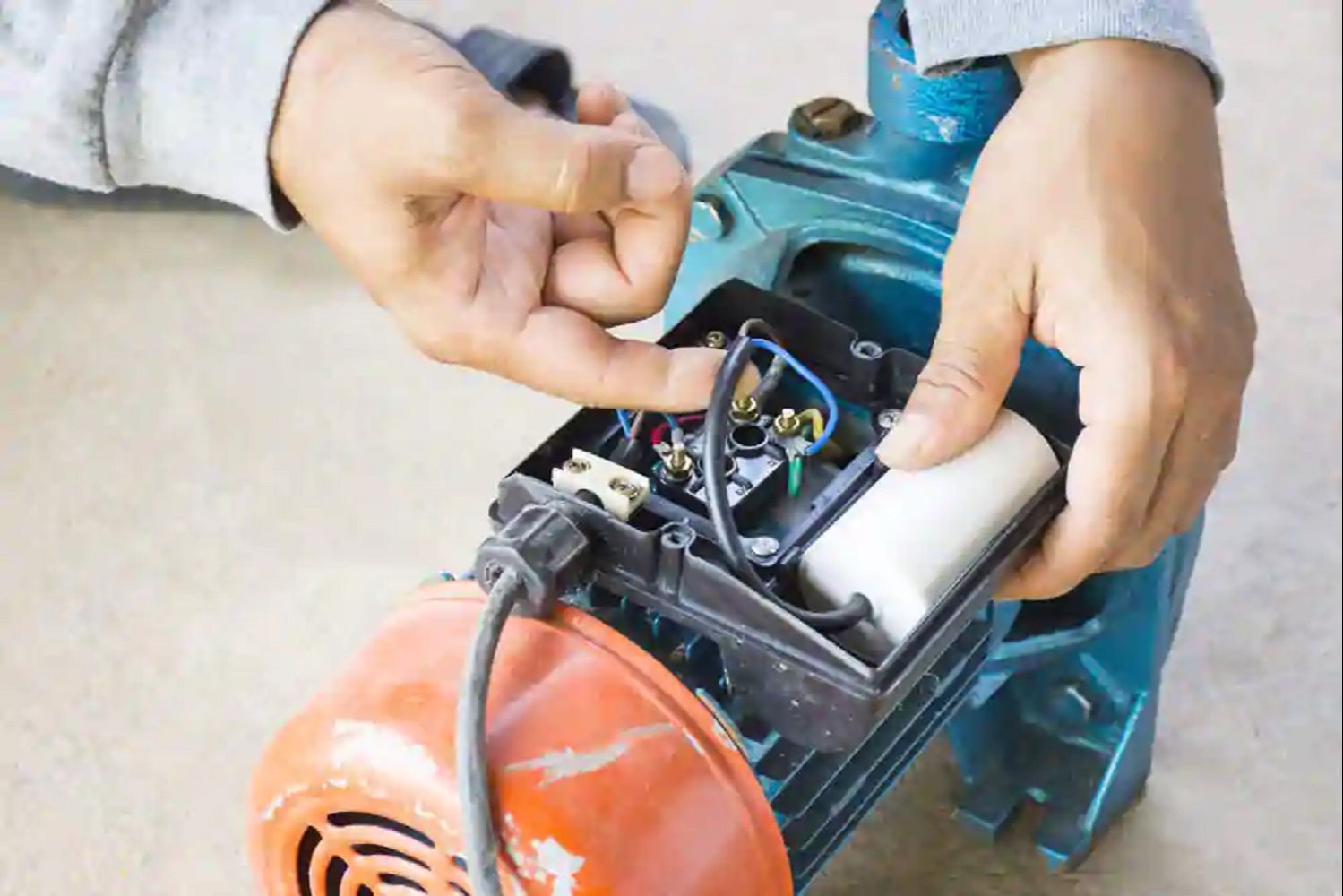 Teknisi memeriksa mesin jet pump