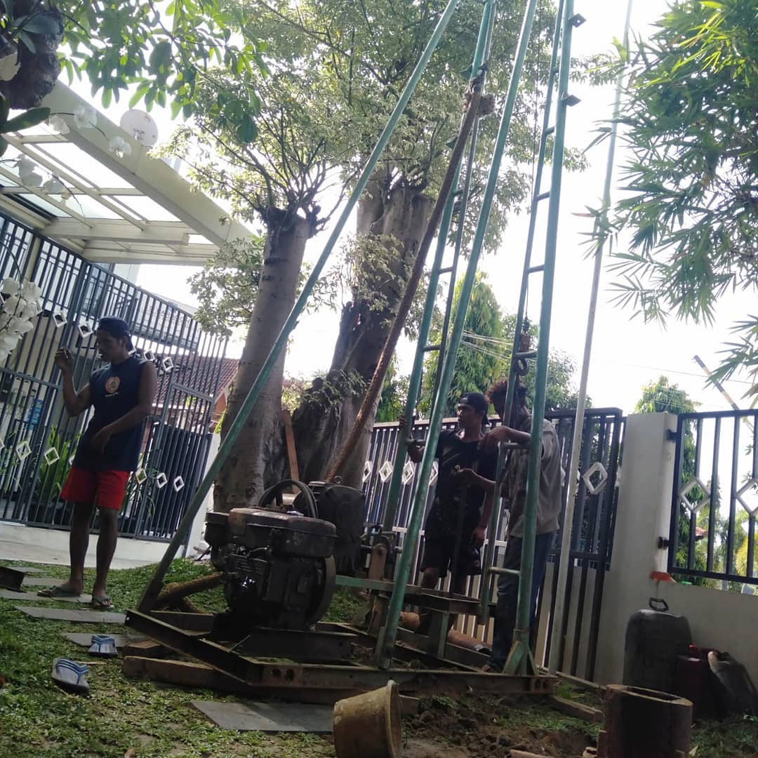 Proses pengeboran air bersih menggunakan mesin modern dari penyedia jasa sumur bor jogja garasi teknik