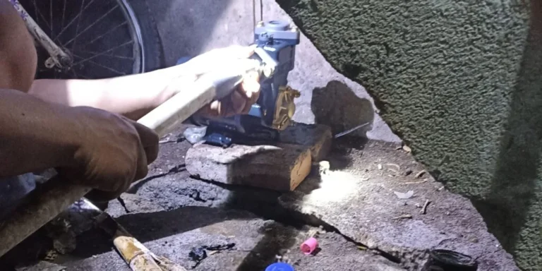 Teknisi jasa service pompa air Kotagede Kota Yogyakarta memperbaiki mesin air di rumah pelanggan